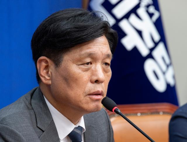 6ㆍ3 지방선거와 재보선에서 더불어민주당 총괄선대본부장을 맡은 조승래 사무총장이 22일 국회에서 기자간담회를 하고 있다사진연합뉴스