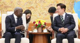 President Lee Meets ILO Chief, Emphasizes Balance in Labor Rights and Innovation in AI Era