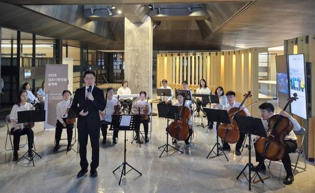 IPARK현대산업개발 본사 로비에서 장애인 예술단 심포니 앙상블이 봄의 소리Voice of Spring 음악회를 진행하고 있다 사진IPARK현대산업개발