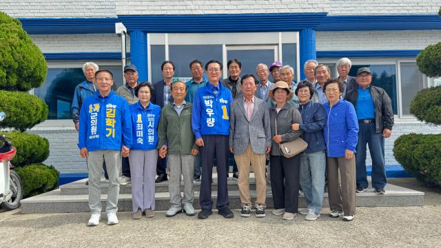 더불어민주당 박우량 신안군수 후보가 비금먄을 방문해 친환경 농축산업과 수산자원의 고부가가치화를 중심으로 한 ‘친환경 고소득 전략산업 집중 육성’ 공약을 발표하며 농어업 중심의 지역경제 대전환 구상을 제시했다사진박우량캠프사무실