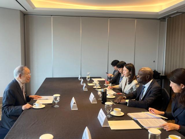 손경식 한국경영자총협회 회장이 22일 오후 서울 중구 롯데호텔 서울에서 질베르 웅보 국제노동기구ILO 사무총장을 접견하고 있다사진경총