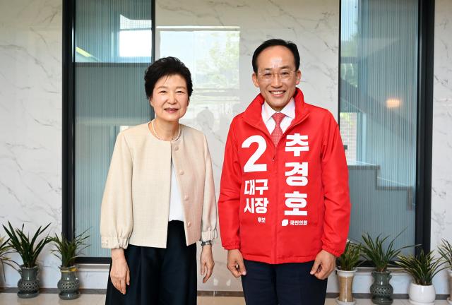 추경호 국민의힘 대구시장 후보가 지난 4일 대구 달성군 박근혜 전 대통령 사저에서 박 전 대통령과 기념 촬영을 하고 있다 추 후보 캠프 제공