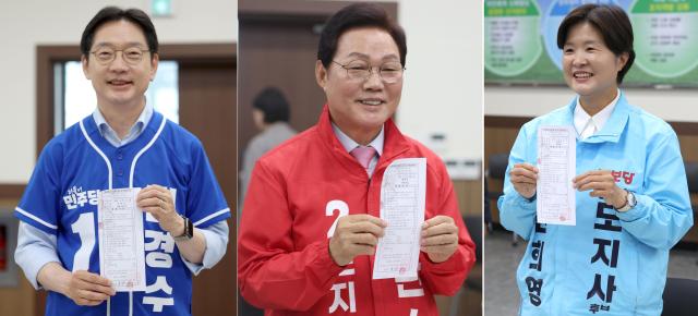 경남지사에 출마한 후보들이 지난 14일 경남 창원시 성산구 경남도선거관리위원회에서 후보 등록을 마친 후 후보자등록 신청서류 접수 및 기탁금영수증을 취재진에게 들어 보이고 있다사진연합뉴스