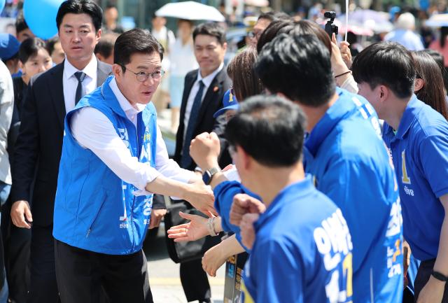 더불어민주당 정원오 서울시장 후보가 22일 서울 노원구 롯데백화점 앞 광장에서 열린 집중유세에서 지지자들과 인사하고 있다 2026522 공동취재