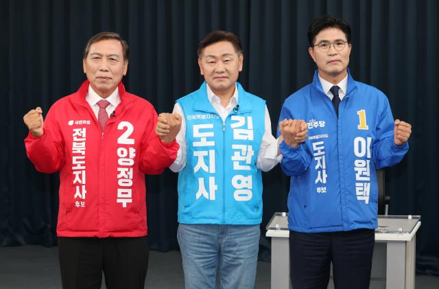 6·3 지방선거에 출마한 전북특별자치도지사 후보들이 지난 19일 JTV 전주방송에서 열린 토론회에 앞서 기념촬영을 하고 있다 왼쪽부터 국민의힘 양정무 후보 무소속 김관영 후보 더불어민주당 이원택 후보 사진연합뉴스