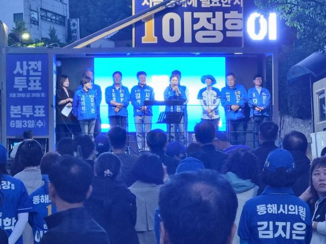 더불어민주당 소속 도의원 및 시의원 후보들 사진이동원 기자