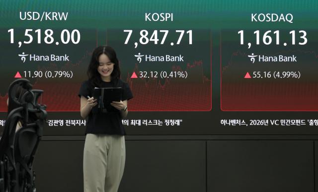 코스피가 전 거래일보다 3212포인트041 오른 784771로 마감한 22일 오후 서울 중구 하나은행 딜링룸에 이날 지수가 표시되고 있다 사진연합뉴스