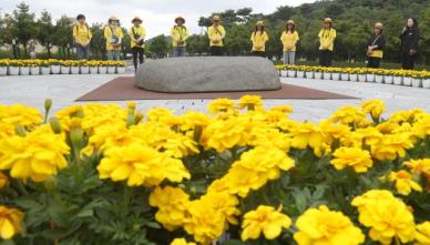 여야, 노무현 서거 17주기 추모…노무현 정신 계승 한목소리
