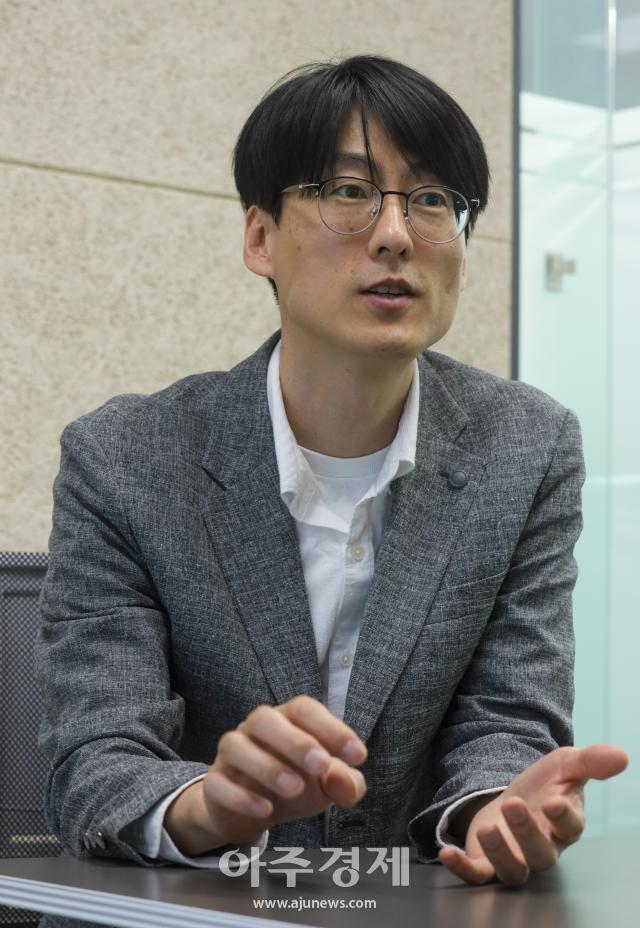 백준영 론픽 대표가 서울 성수 쇼룸에서 창업 10년의 여정을 이야기하고 있다 남궁진웅 timeid