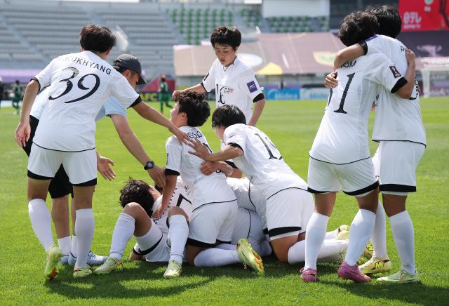 Naegohyang captain Kim Kyong-yong celebrates with teammates after scoring in the AFC Women’s Champions League final on May 23 2026 Yonhap