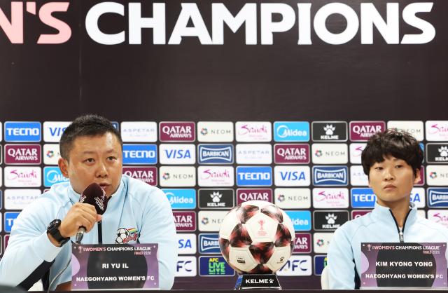 지난 22일 경기 수원종합운동장에서 열린 아시아축구연맹AFC 여자 챔피언스리그AWCL 결승 기자회견에서 내고향여자축구단 리유일 감독왼쪽이 취재진 질문에 답하고 있다 사진연합뉴스