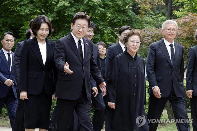 노무현 전 대통령 추도식 입장하는 이재명 대통령 권양숙 여사 문재인 전 대통령 사진연합뉴스