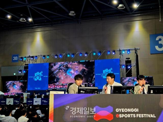 왼쪽부터 농루트 김도형 해설 신일 캐스터 김인영 해설이 2026 KEL 이터널 리턴 오프닝 위크가 2일차 경기를 진행하고 있다 사진류청빛 기자