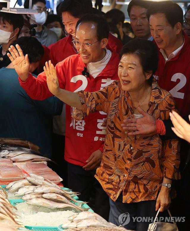 박근혜 전 대통령이 23일 국민의힘 추경호 대구시장 후보의 지원 유세를 위해 대구 북구 칠성시장을 찾아 상인들과 인사하고 있다사진연헙뉴스