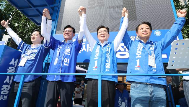 더불어민주당 정원오 서울시장 후보오른쪽 2번가 23일 서울 서대문구 홍제동 일대에서 열린 유세에서 지지자에게 인사하고 있다 사진연합뉴스