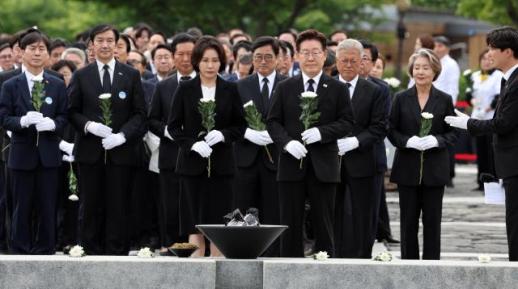 李在明出席卢武铉去世17周年纪念仪式