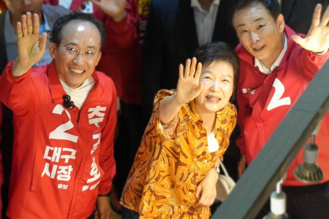 박근혜 전 대통령가운데이 23일 오후 추경호 국민의힘 대구시장 후보왼쪽와 함께 대구 북구 칠성시장을 찾아 상인들에게 인사하고 있다 사진추 후보 캠프