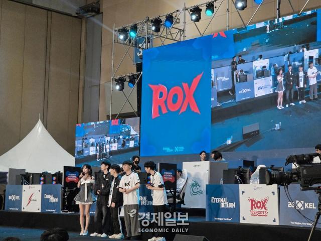 23일 경기 고양시 킨텍스 플레이엑스포에서 2026 KEL 이터널 리턴 오프닝 위크가 2일차 경기 우승한 경기도 성남시 연고 팀 성남 락스ROX가 우승 인터뷰를 진행하고 있다 사진류청빛 기자