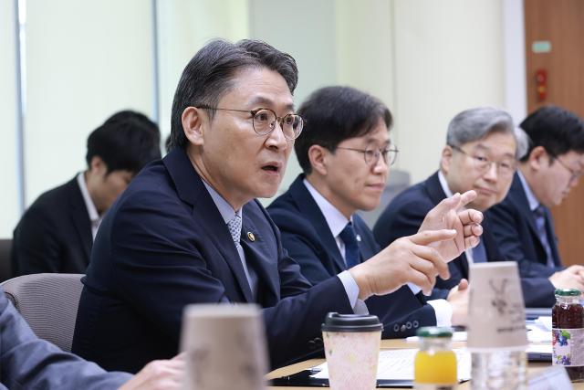 권대영 금융위원회 부위원장이 22일 오전 서울 여의도 금융보안원 8층 회의실에서 개최한 고성능 AI 관련 금융권 보안위협 대응 간담회에서 발언하고 있다 사진금융위원회