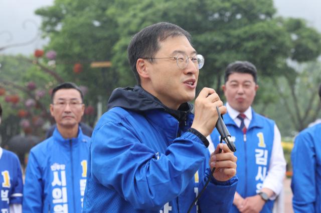  6·3 지방선거와 국회의원 재보궐선거 공식 선거운동 첫날인 지난 21일 울산 중구 태화강 국가정원에서 열린 더불어민주당 출정식에서 김상욱 울산시장 후보가 지지를 호소하고 있다 사진연합뉴스