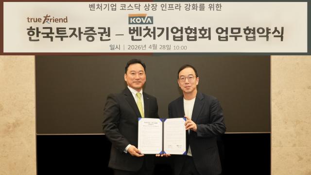 지난달 28일 서울 여의도 한국투자증권 본사에서 열린 업무협약MOU식에서 김성환왼쪽 한국투자증권 사장과 송병준 벤처기업협회장이 기념사진을 촬영하고 있다 사진연합뉴스