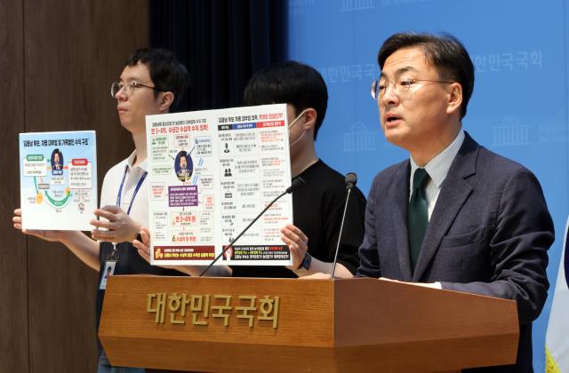 신장식 조국혁신당 의원이 24일 국회 소통관에서 김용남 더불어민주당 경기 평택을 후보의 차명 사채업자 의혹과 관련해 기자회견을 열고 있다 사진연합뉴스