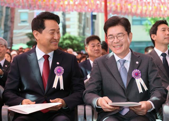 정원오 더불어민주당 서울시장 후보오른쪽와 오세훈 국민의힘 서울시장 후보가 24일 서울 종로구 조계사에서 열린 불기 2570년 부처님오신날 봉축법요식에서 대화하고 있다 사진연합뉴스