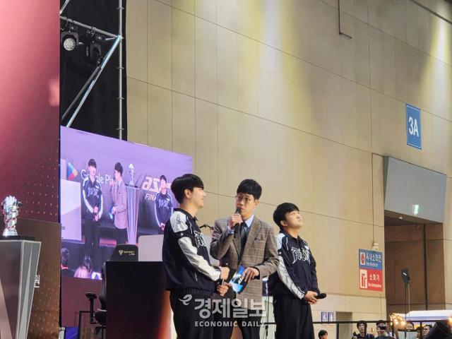 경기 시작 전 인터뷰를 진행하는 박상현 선수왼쪽과 이영호 선수오른쪽 사진류청빛 기자