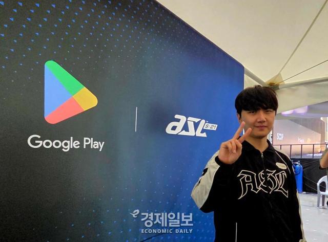 박상현 선수가 경기 이후 이어진 인터뷰에서 기념 사진을 찍고 있다 사진류청빛 기자