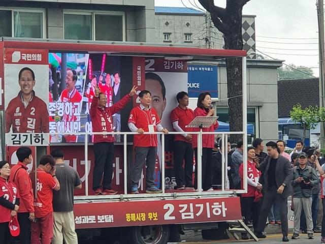 국민의힘 김기하 동해시장 후보가 23일 북평민속시장 장날 유세를 하고 있다 사진이동원 기자