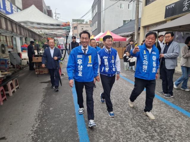 이정학 더불어민주당 동해시장 후보가운데가 북평민속시장을 우상호 강원 도지사 후보왼쪽와 함께 유세를 하고 있다 사진이동원 기자