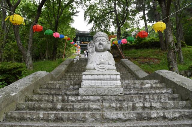 How wishes rise from cliff-side temple on Buddhas birthday