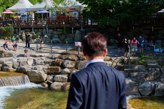 이재명 대통령이 24일 하천·계곡 이용 실태 및 안전관리 상황 점검을 위해 경기 포천시 백운계곡을 찾아 현장을 둘러보고 있다 사진연합뉴스