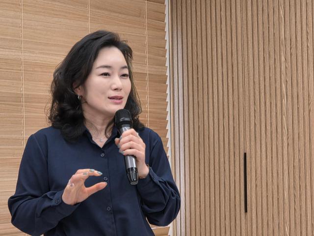 윤명랑 풀무원식품 글로벌마케팅본부장부사장이 22일 서울 강남구 수서 풀무원 본사에서 기자들과 만나 인사말을 하고 있다 사진조재형 기자