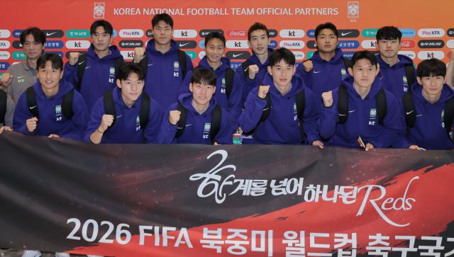  2026 북중미 월드컵에 출전하는 축구 국가대표팀 선수들이 18일 사전 훈련 캠프가 차려지는 미국 유타주 솔트레이크시티로 출국하기 전 인천국제공항 제2여객터미널에서 기념촬영을 하고 있다 사진연합뉴스