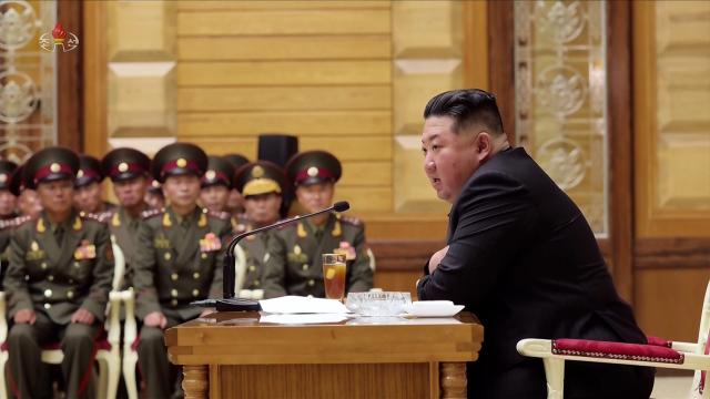 김정은 북한 국무위원장이 지난 17일 전군의 사ㆍ여단 지휘관들의 회합을 소집하고 남부국경을 지키는 제1선부대를 강화해 국경선을 난공불락의 요새로 만들기 위한 군사조직구조 개편 구상을 밝혔다고 조선중앙TV가 18일 보도했다 화면 캡처연합뉴스 