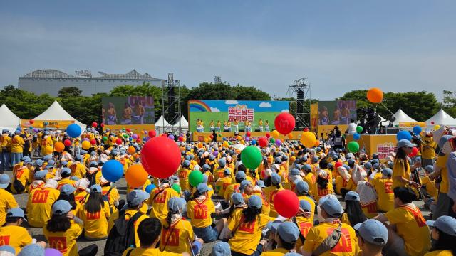 24일 인천 문학경기장에서 열린 '2026 맥도날드 해피워크' 참가자들이 행사 시작에 앞서 무대 공연을 관람하고 있다. [사진=김현아 기자]