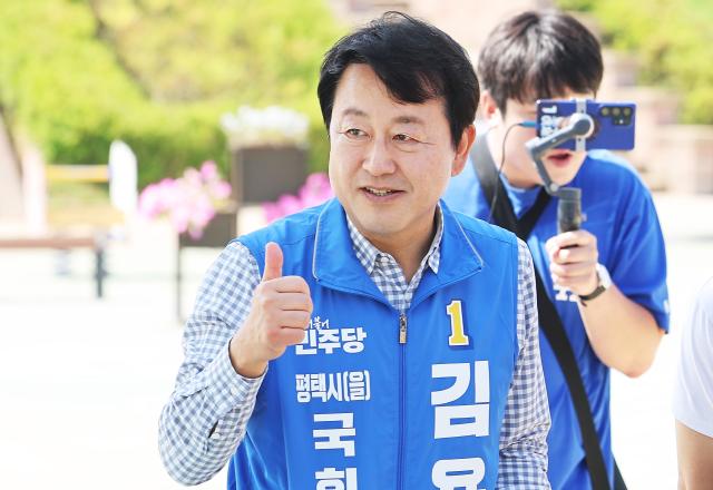 경기 평택을 국회의원 재선거에 출마한 더불어민주당 김용남 후보가 25일 경기도 평택시 오성면 평택농업생태원에서 지지를 호소하고 있다 사진연합뉴스