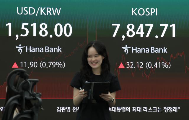 코스피가 전장보다 3212p041 오른 784771로 마감한 지난 22일 오후 서울 중구 하나은행 딜링룸에 이날 지수가 표시되고 있다 사진연합뉴스
