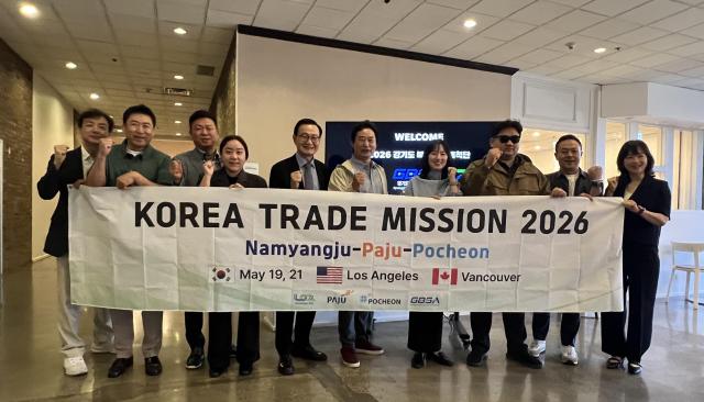 지난 18일부터 22일까지 진행된 ‘2026 경기북부 북미 시장개척단’에 참여한 경기북부 기업들과 주요 관계자들이 기념촬영을 하고 있다 사진경과원