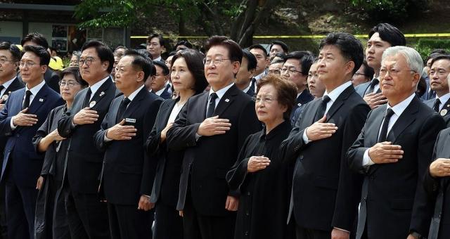 고 노무현 전 대통령 17주기 추도식 국기에 경례하는 내빈들 모습 사진연합뉴스