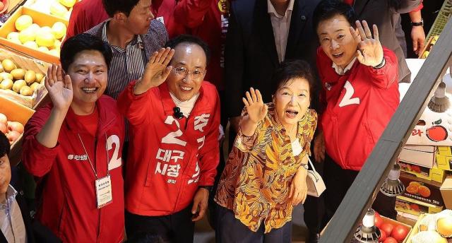 박근혜 전 대통령 추경호 후보와 칠성시장 유세 모습 사진연합뉴스