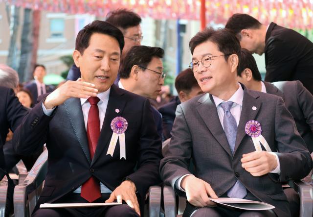 오세훈 국민의힘 서울시장 후보왼쪽와 정원오 더불어민주당 서울시장 후보가 24일 서울 종로구 조계사에서 열린 불기 2570년 부처님오신날 봉축법요식에서 대화하고 있다 사진연합뉴스