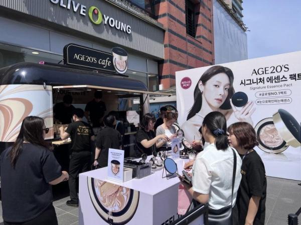 서울 마포구 홍대입구역 인근에서 열린 에이지투웨니스의 무빙 팝업 사진애경산업