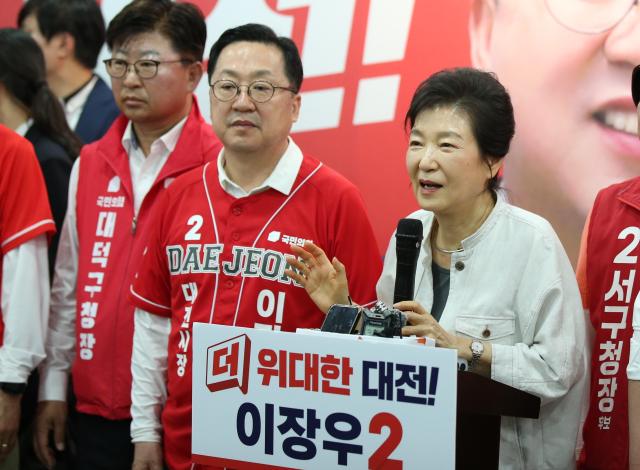 박근혜 전 대통령오른쪽이 25일 오후 대전 서구 탄방동 이장우 국민의힘 대전시장 후보 선거사무소를 방문해 격려 발언을 하고 있다 사진이 후보 캠프