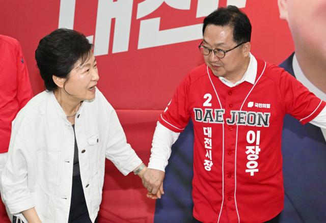 박근혜 전 대통령왼쪽이 25일 대전 서구 이장우 국민의힘 대전시장 후보의 선거 사무소를 방문해 이 후보와 기념 촬영하고 있다 사진연합뉴스