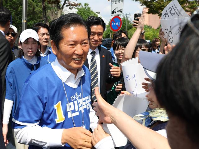 더불어민주당 정청래 총괄상임선대위원장이 25일 전북 전주시 전북대 옛 정문 앞에서 열린 유세에서 지지자와 인사하고 있다 사진연합뉴스