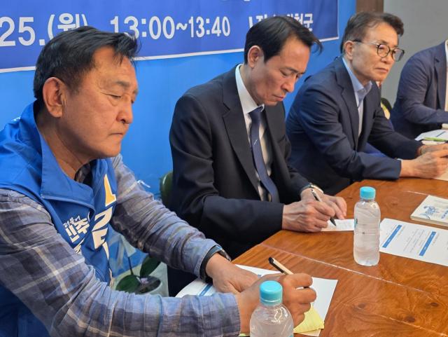 6·3 지방선거에 출마한 더불어민주당 우상호 강원도지사와 김세훈 화천군수 후보가 25일 오후 1시 화천군 화천읍 중앙로 조재규 강원도의원 후보 선거사무소에서 열린 화천 군인가족 간담회에 참석해 군인가족들의 애로사항을 청취하고 있다사진김세훈 선거사무소