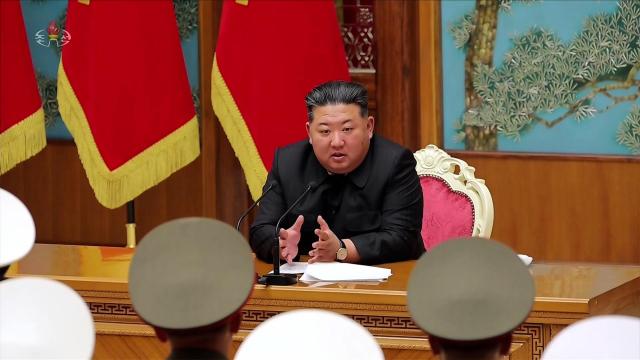 김정은 북한 국무위원장이 지난 17일 전군의 사ㆍ여단 지휘관들의 회합을 소집하고 남부국경을 지키는 제1선부대를 강화해 국경선을 난공불락의 요새로 만들기 위한 군사조직구조 개편 구상을 밝혔다고 조선중앙TV가 18일 보도했다 사진조선중앙TV 연합뉴스
