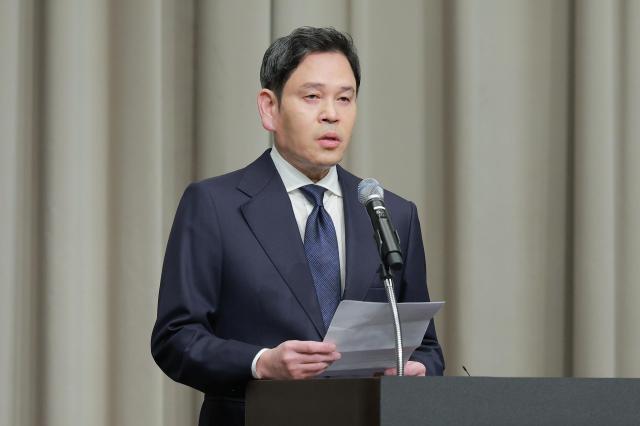 정용진 신세계그룹 회장이 26일 오전 9시 서울 강남구 조선팰리스 호텔에서 스타벅스 탱크데이 논란과 관련해 대국민 사과를 하고 있다 스타벅스는 지난 18일 5·18 광주민주화운동 기념일에 탱크데이 책상에 탁 등의 문구를 내세워 계엄군 탱크 투입과 1987년 박종철 고문치사 사건을 연상하게 한다는 비판을 받았다 20260526사진유대길 기자 dbeorlf123ajunewscom